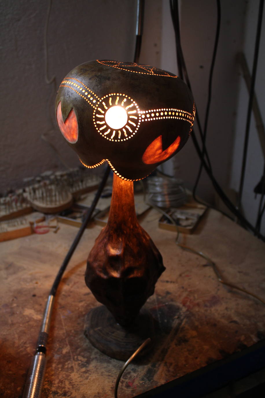 Fotos: El huerto alavés donde crecen lámparas, tazas, pendientes...