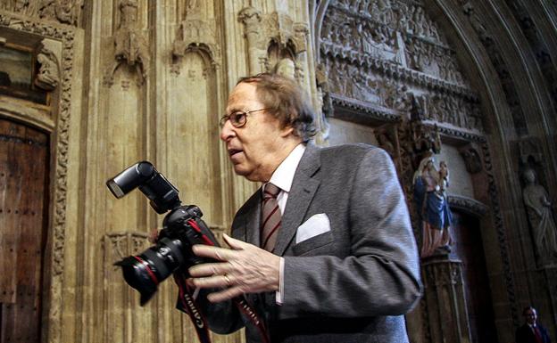 Alberto Schommer sostiene su cámara frente a la Catedral de Santa María.