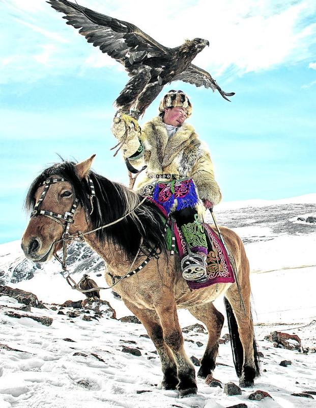 Aigerim Asker, adolescente de etnia kazaja, entrena con su águila para competir en un campeonato de cetrería.