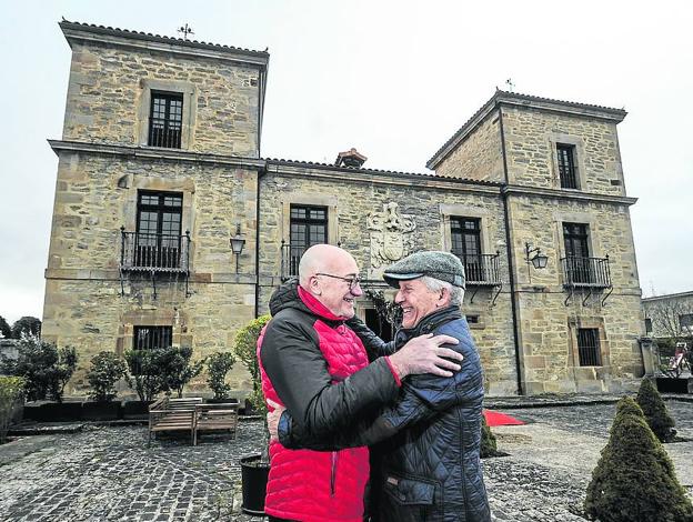 Altarriba y Verástegui se saludan en el Palacio Otálora-Guevara.