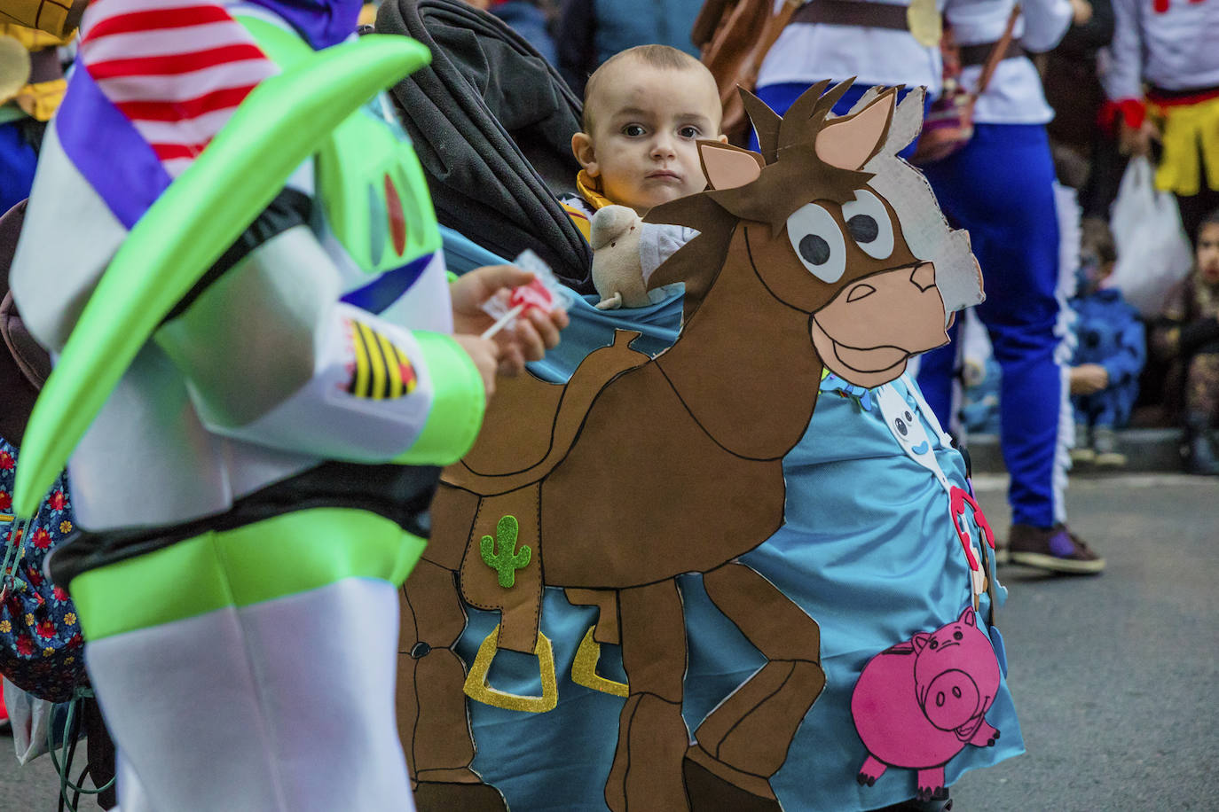 El desfile vitoriano, con 26 comparsas y 7162 personas, ha derrochado música, colorido y originalidad. 