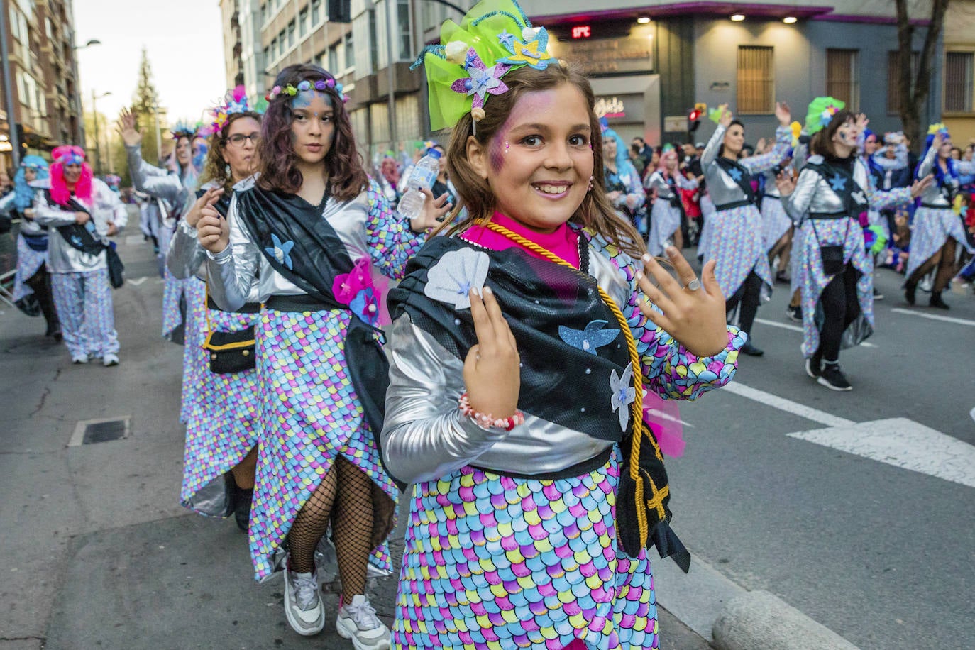El desfile vitoriano, con 26 comparsas y 7162 personas, ha derrochado música, colorido y originalidad. 