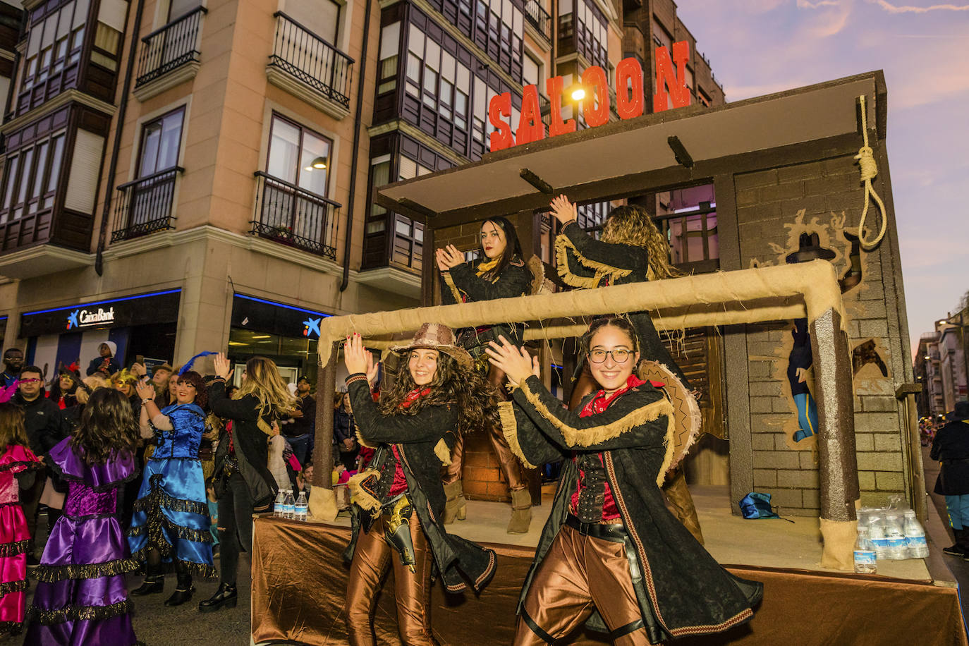 El desfile vitoriano, con 26 comparsas y 7162 personas, ha derrochado música, colorido y originalidad. 