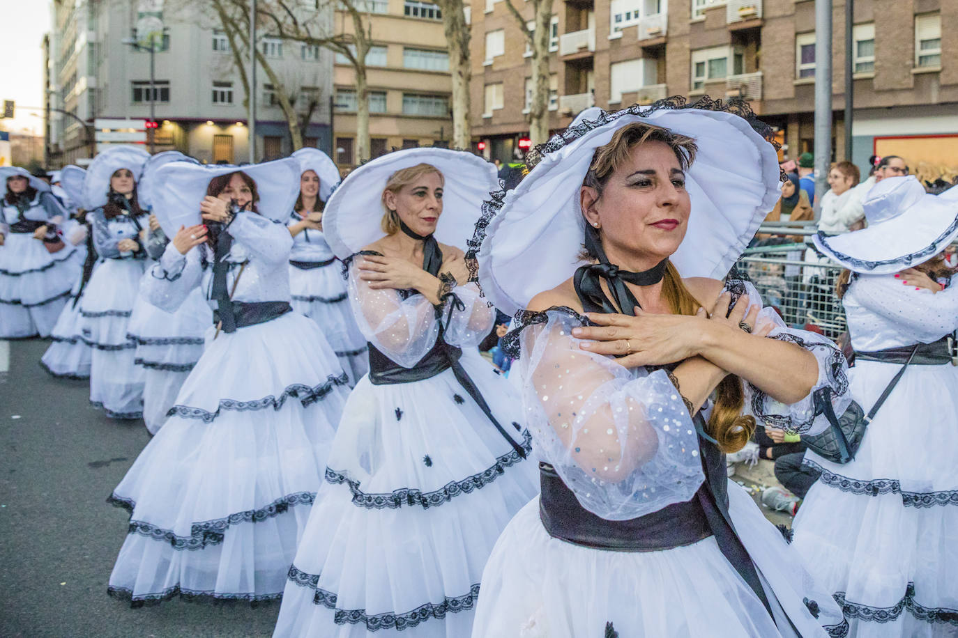 El desfile vitoriano, con 26 comparsas y 7162 personas, ha derrochado música, colorido y originalidad. 