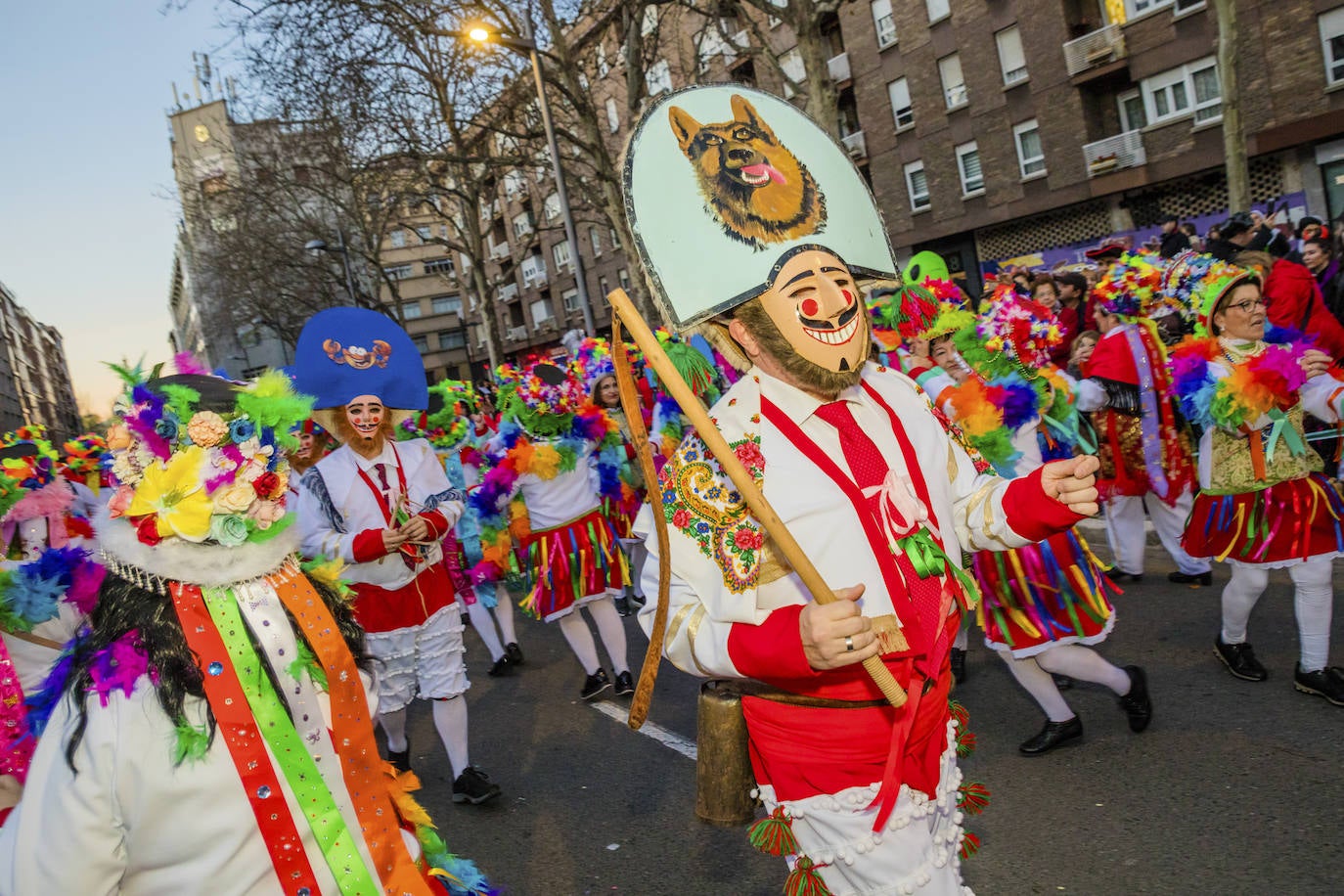 El desfile vitoriano, con 26 comparsas y 7162 personas, ha derrochado música, colorido y originalidad. 