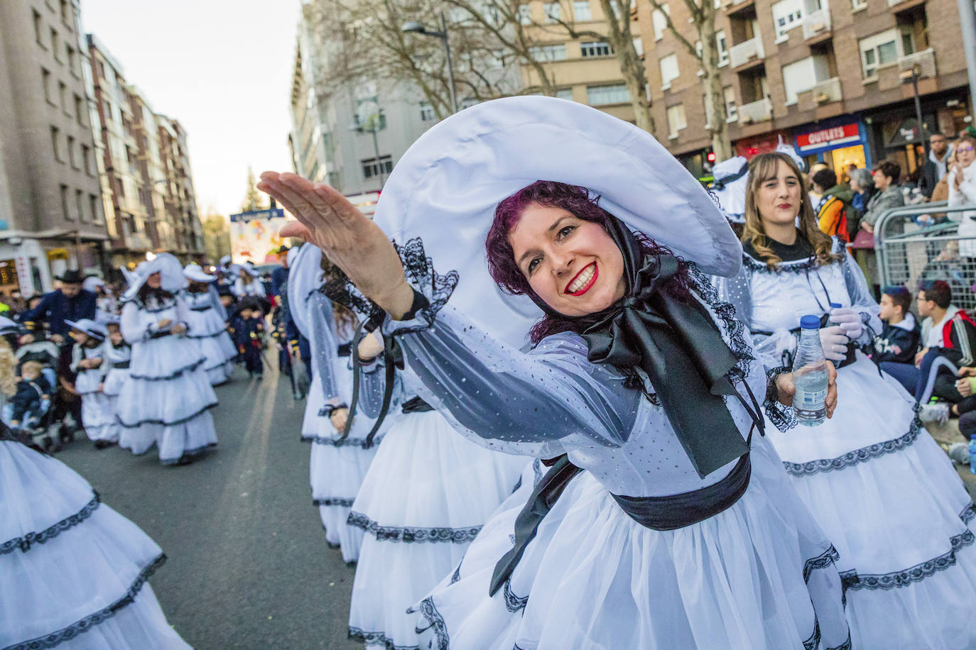 El desfile vitoriano, con 26 comparsas y 7162 personas, ha derrochado música, colorido y originalidad. 