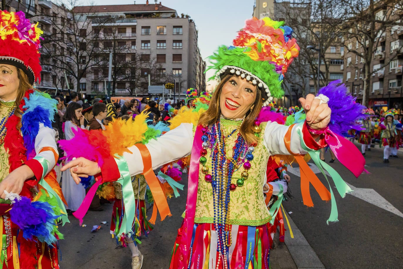 El desfile vitoriano, con 26 comparsas y 7162 personas, ha derrochado música, colorido y originalidad. 
