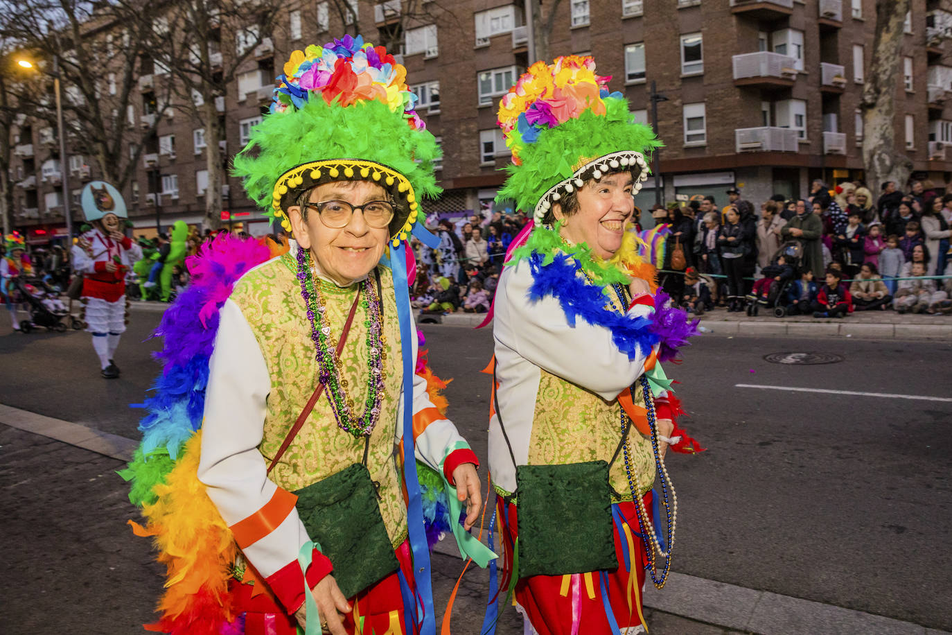El desfile vitoriano, con 26 comparsas y 7162 personas, ha derrochado música, colorido y originalidad. 
