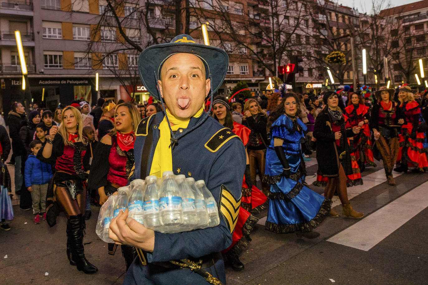 El desfile vitoriano, con 26 comparsas y 7162 personas, ha derrochado música, colorido y originalidad. 