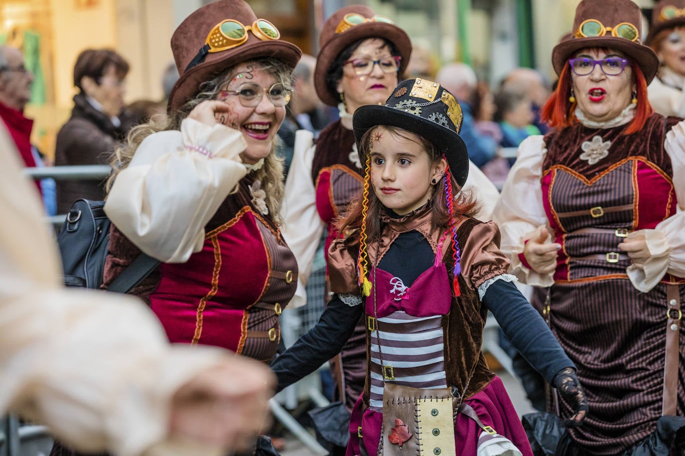 El desfile vitoriano, con 26 comparsas y 7162 personas, ha derrochado música, colorido y originalidad. 