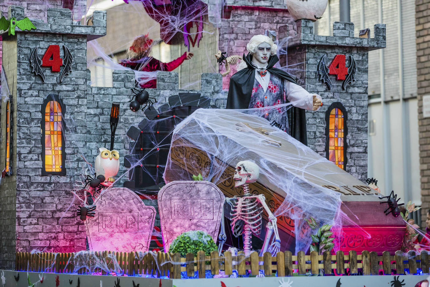 El desfile vitoriano, con 26 comparsas y 7162 personas, ha derrochado música, colorido y originalidad. 