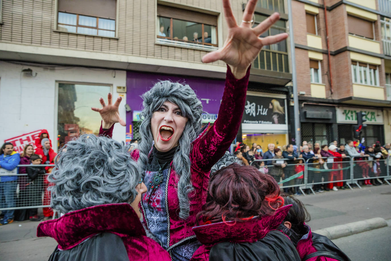 El desfile vitoriano, con 26 comparsas y 7162 personas, ha derrochado música, colorido y originalidad. 