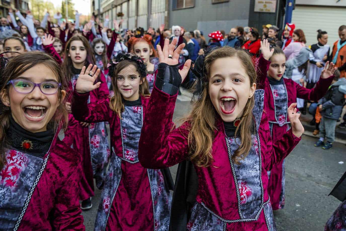 El desfile vitoriano, con 26 comparsas y 7162 personas, ha derrochado música, colorido y originalidad. 