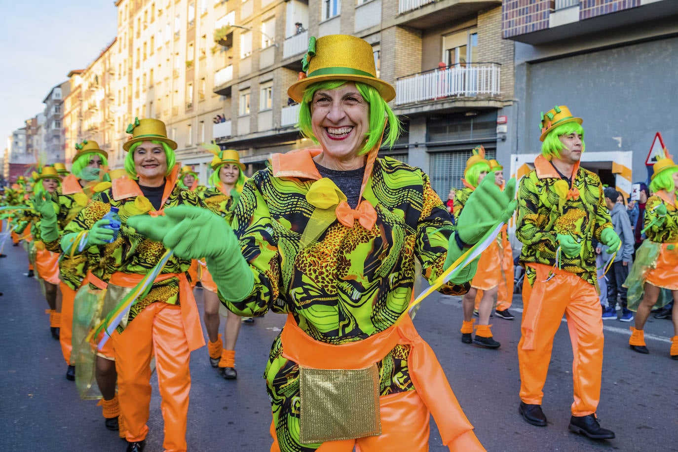 El desfile vitoriano, con 26 comparsas y 7162 personas, ha derrochado música, colorido y originalidad. 