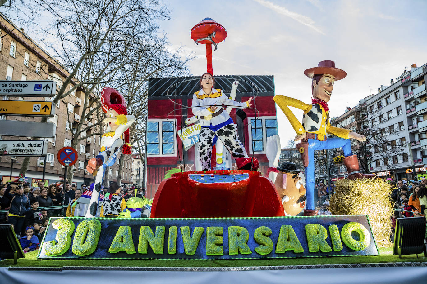 El desfile vitoriano, con 26 comparsas y 7162 personas, ha derrochado música, colorido y originalidad. 