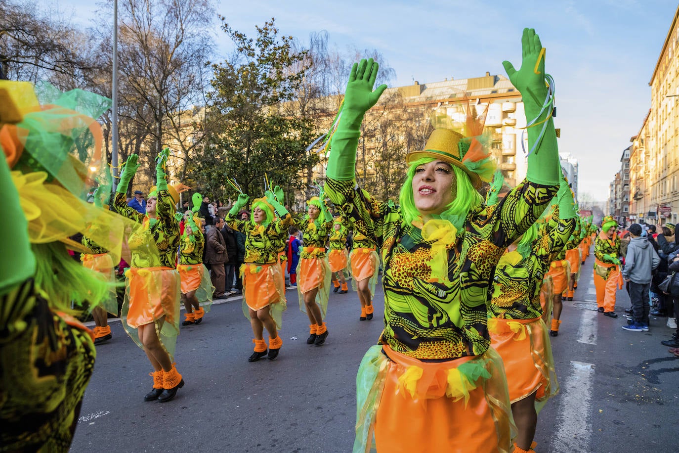 El desfile vitoriano, con 26 comparsas y 7162 personas, ha derrochado música, colorido y originalidad. 