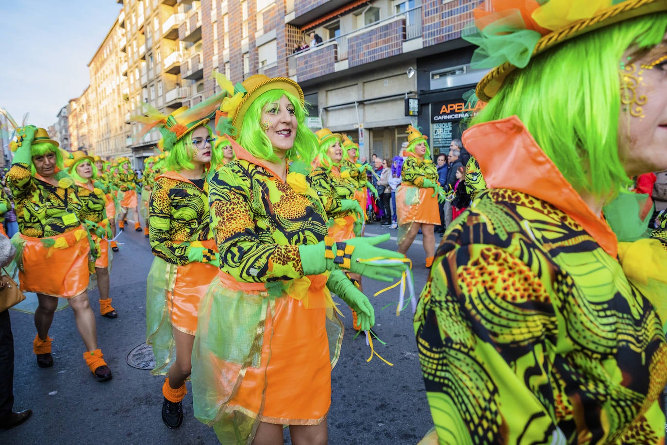 El desfile vitoriano, con 26 comparsas y 7162 personas, ha derrochado música, colorido y originalidad. 