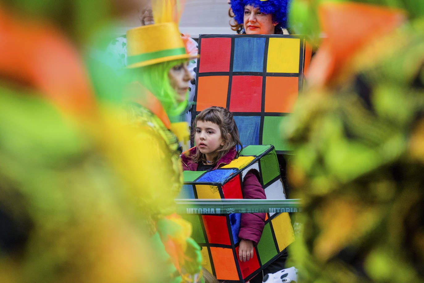 El desfile vitoriano, con 26 comparsas y 7162 personas, ha derrochado música, colorido y originalidad. 
