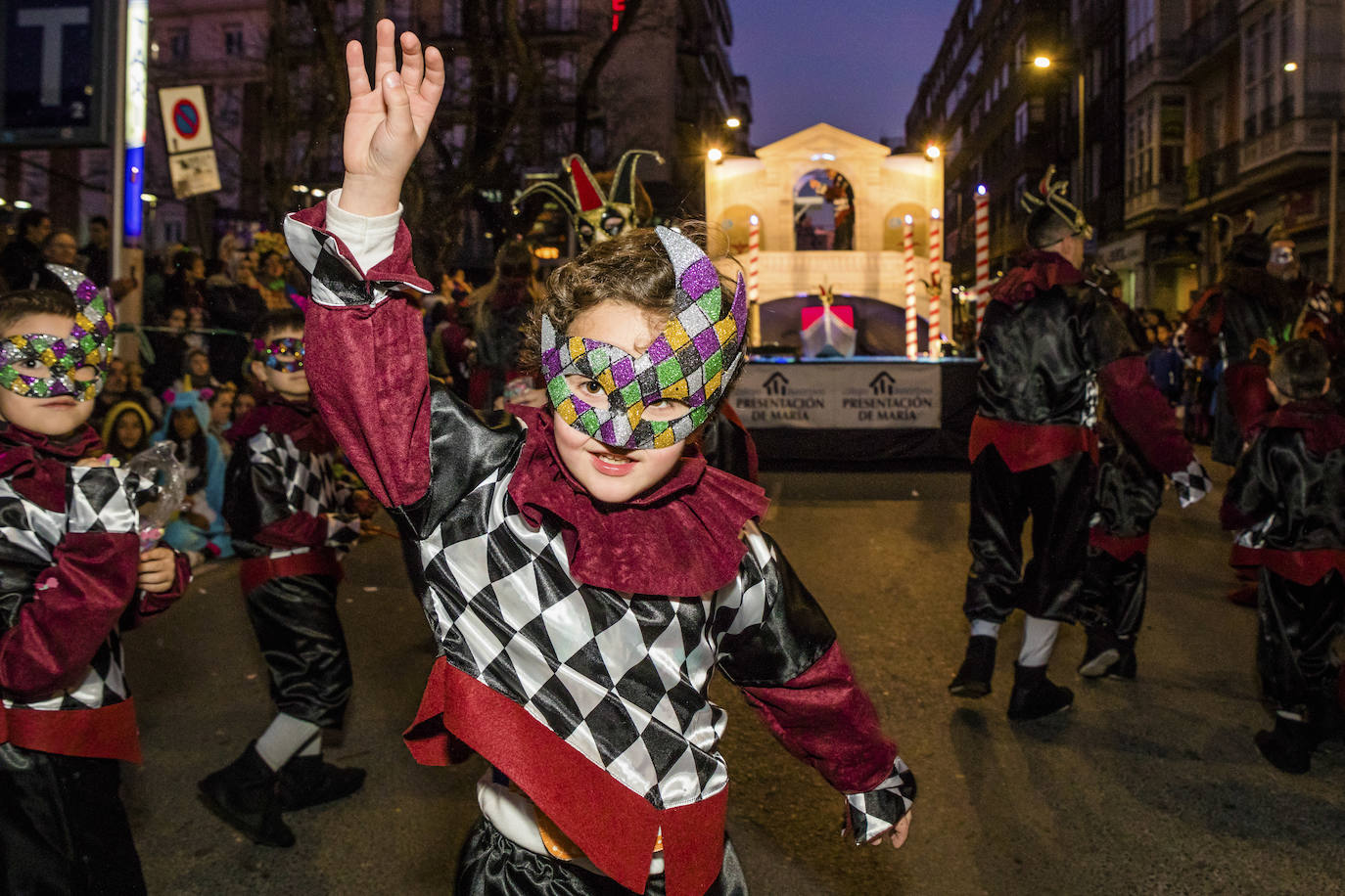 El desfile vitoriano, con 26 comparsas y 7162 personas, ha derrochado música, colorido y originalidad. 