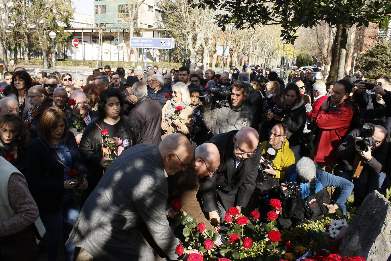 Decenas de personas han acudido al homenaje.