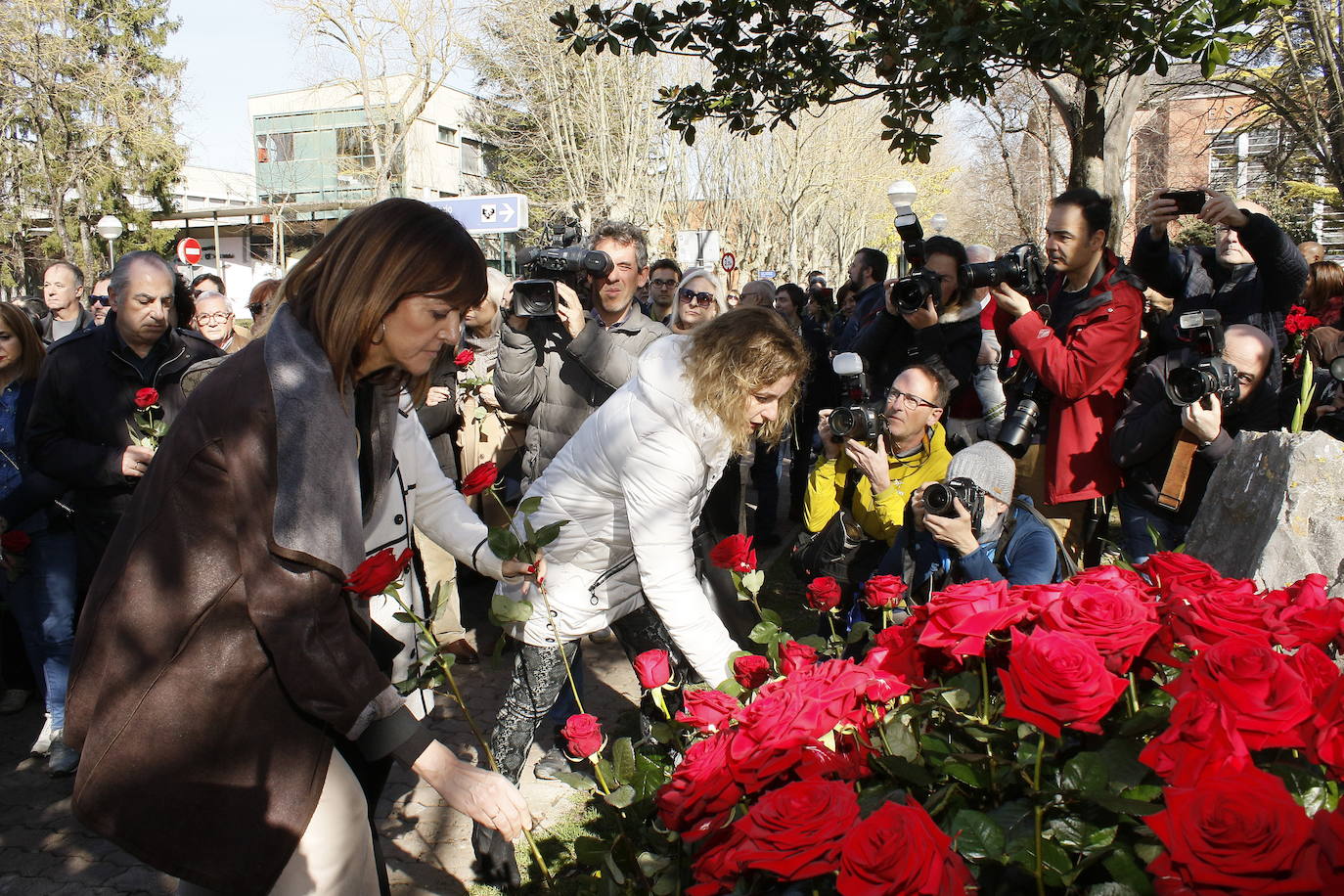 Idoia Mendia, secretaria general de los socialistas vascos, coloca una rosa ante el monolito de su compañero asesinado. 