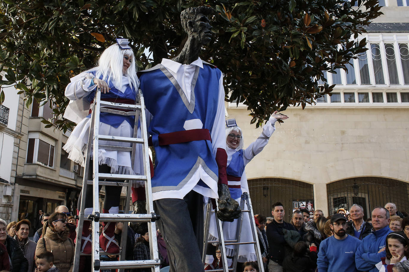 Fotos: Los Pintores ponen la máscara a Vitoria