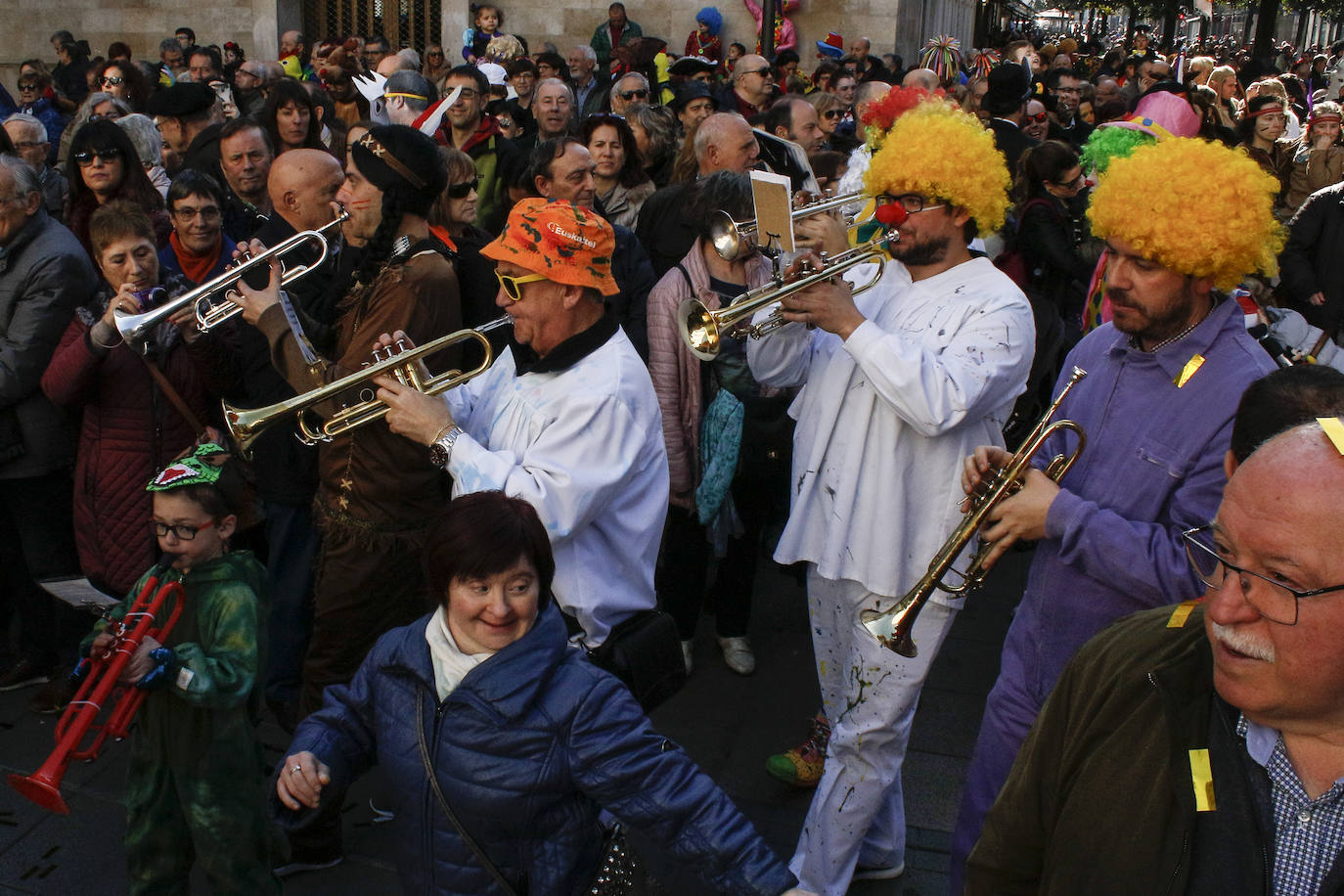 Fotos: Los Pintores ponen la máscara a Vitoria