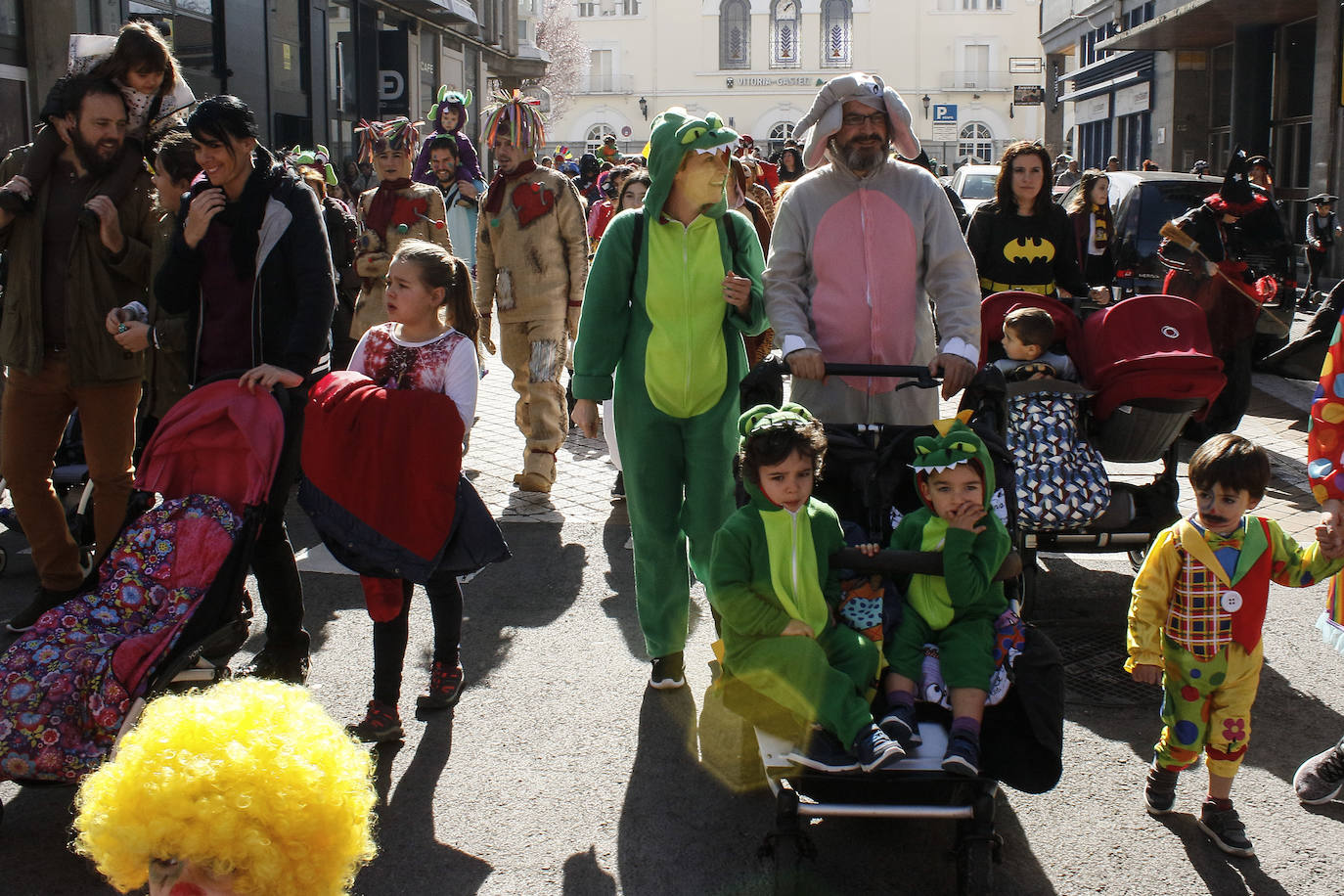 Fotos: Los Pintores ponen la máscara a Vitoria