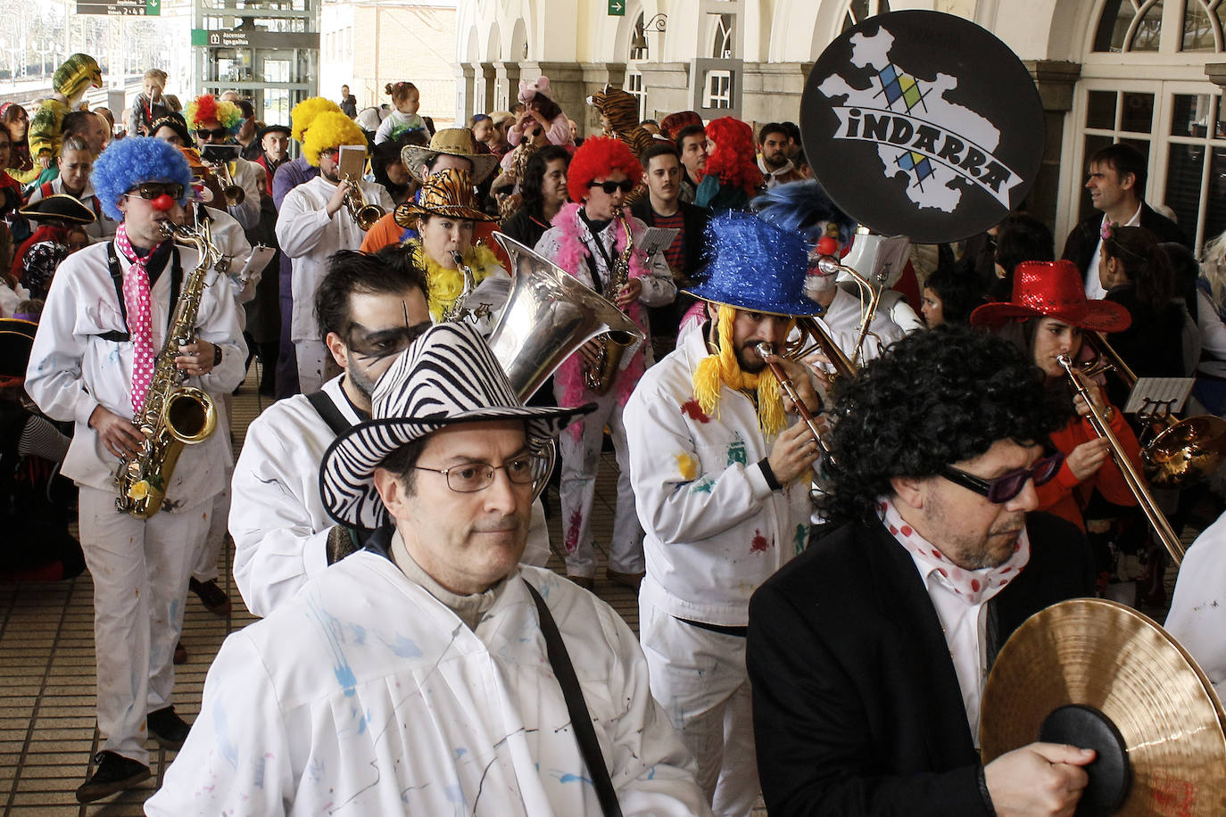 Fotos: Los Pintores ponen la máscara a Vitoria