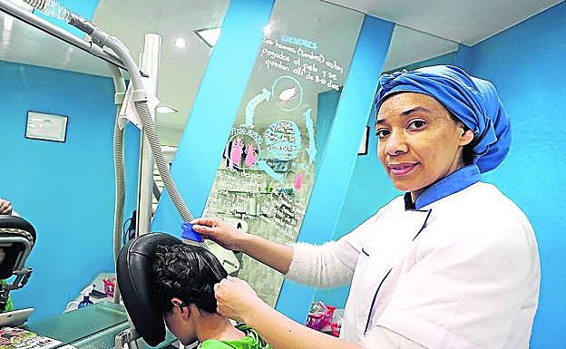 La hondureña Marcia Velásquez, en su peluquería de Gros.