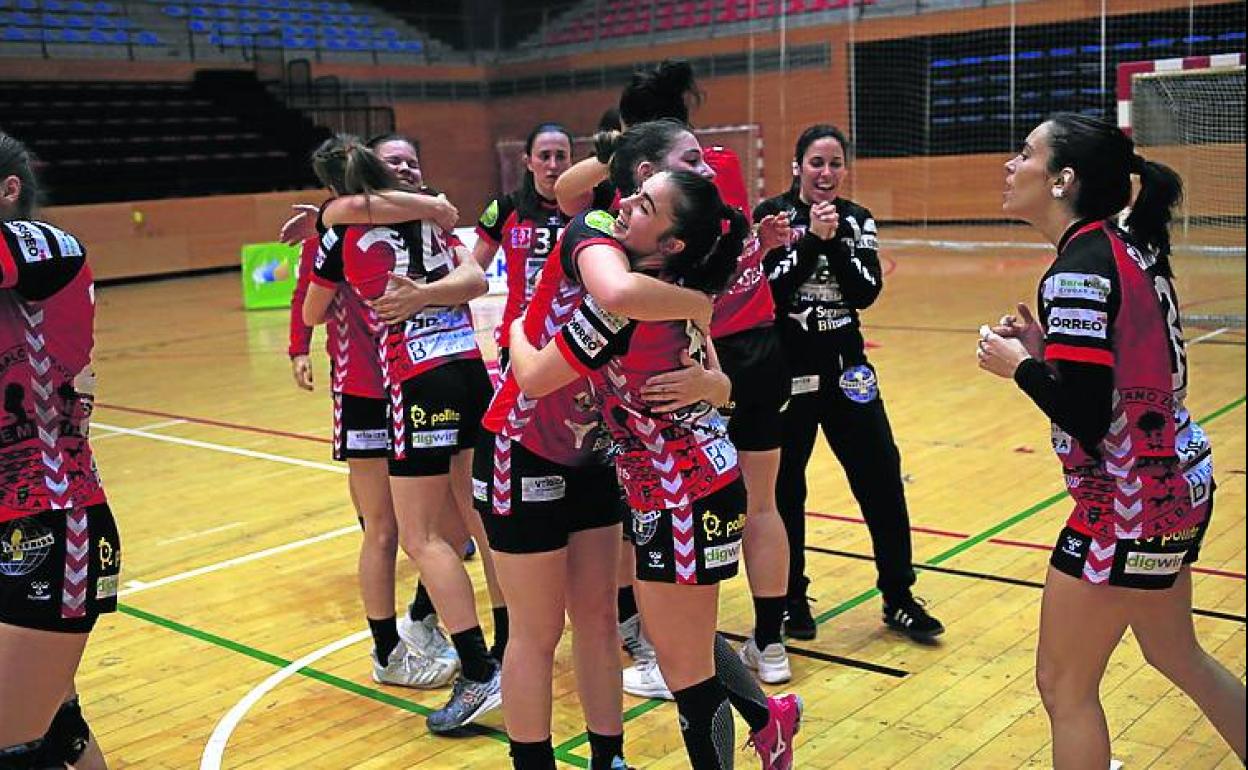 Las jugadoras del Zuazo celebran un triunfo fundamental. 
