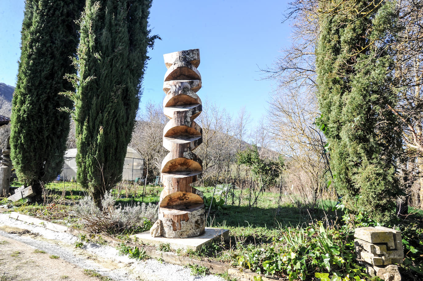 Fotos: Paco San Miguel. La roca, sus manos, sus herramientas. La del pétreo escultor es una oda a la vida sencilla en uno de los márgenes más bellos de La Llanada Alavesa