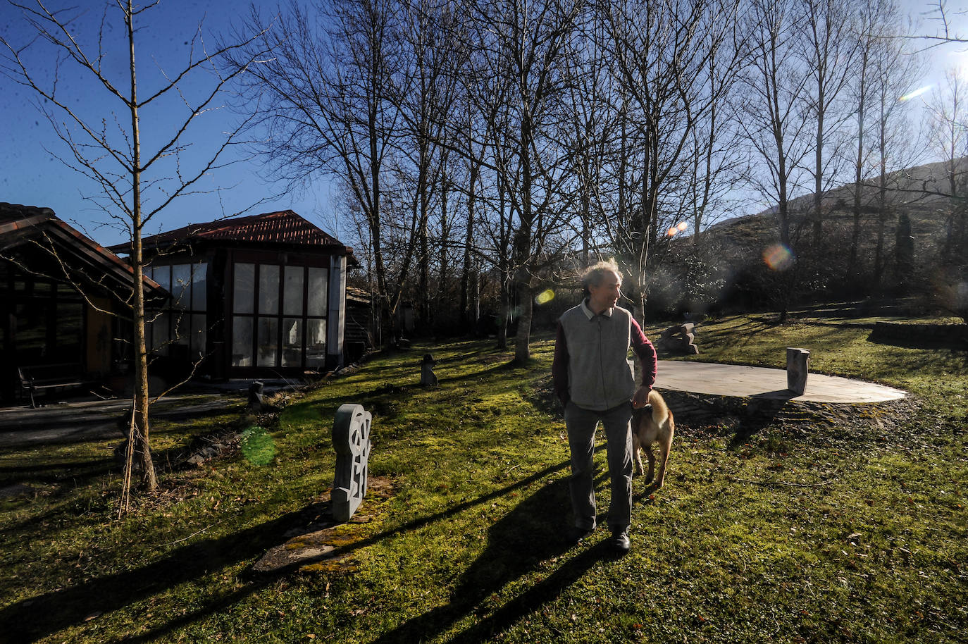 Fotos: Paco San Miguel. La roca, sus manos, sus herramientas. La del pétreo escultor es una oda a la vida sencilla en uno de los márgenes más bellos de La Llanada Alavesa