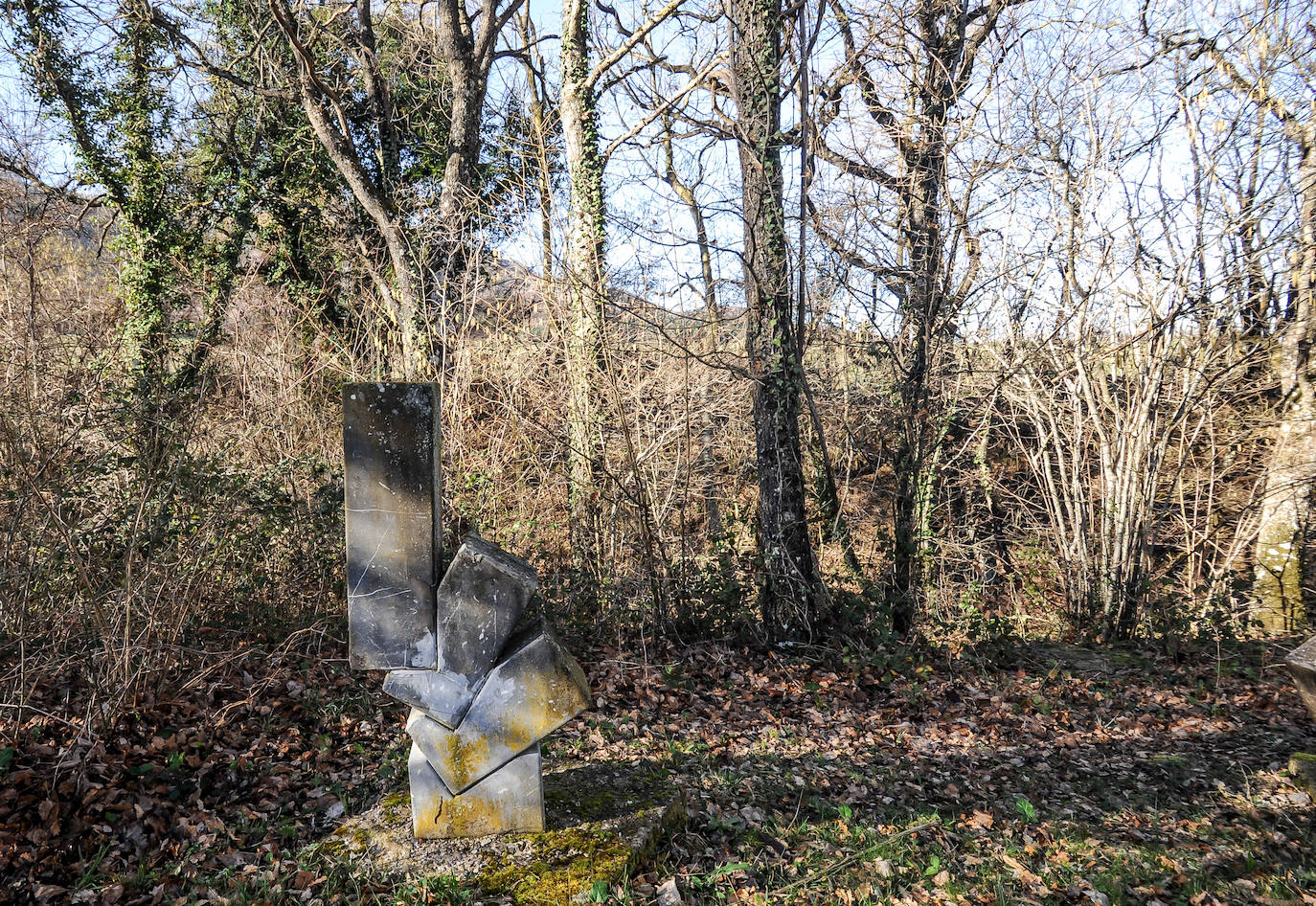 Fotos: Paco San Miguel. La roca, sus manos, sus herramientas. La del pétreo escultor es una oda a la vida sencilla en uno de los márgenes más bellos de La Llanada Alavesa