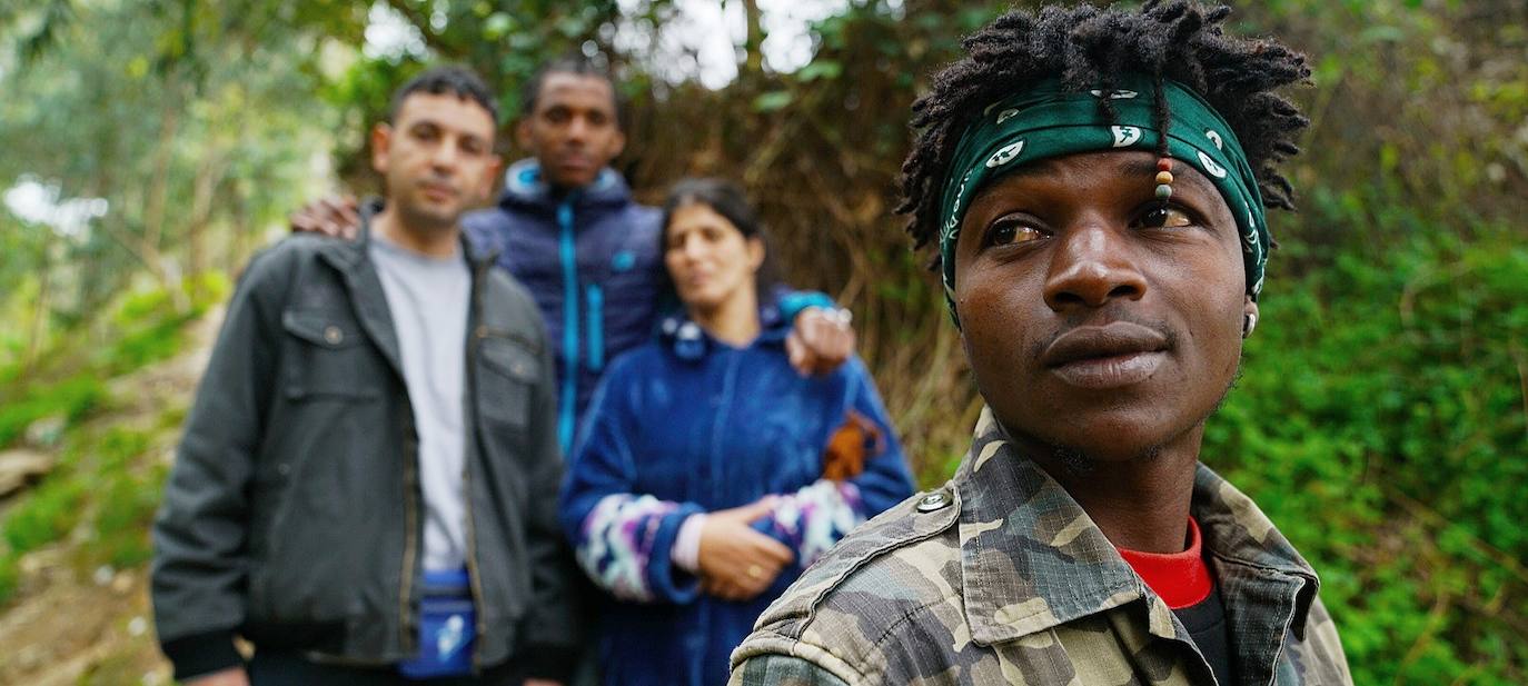 Hassame Baldé, de Guinea Conakry, posa delante de sus compañeros en el Centro de Estancia Temporal de Inmigrantes (CETI) de Ceuta, donde suelen pasar un año a la espera del acogimiento vía ONG que les franquea el paso a la Península.