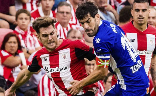 Manu García e Ibai Gómez, en un derbi anterior. 