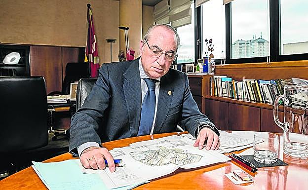 Arriola estudia un plano del vertedero de Zaldibar en su despacho en la sede del Gobierno Vasco en Lakua.