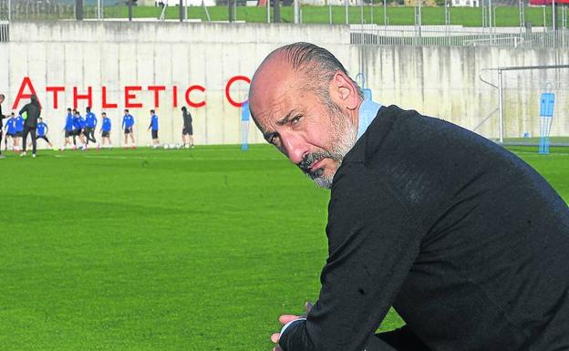 Elizegi sigue el entrenamiento del Athletic en Lezama.