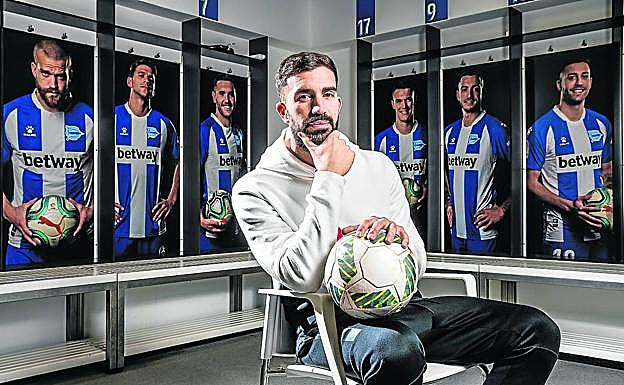 Pacheco, en el centro del vestuario alavesista de Mendizorroza, junto a las imágenes de algunos de sus compañeros.