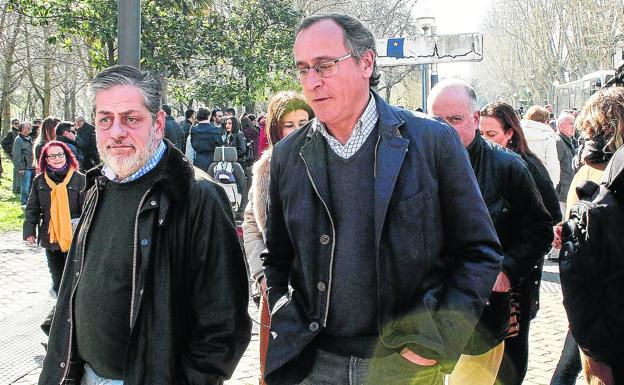 Alfonso Alonso, junto con el parlamentario del PP vasco Javier Ruiz de Arbulo, acudió al homenaje a Fernando Buesa y Jorge Díez ayer en Vitoria.