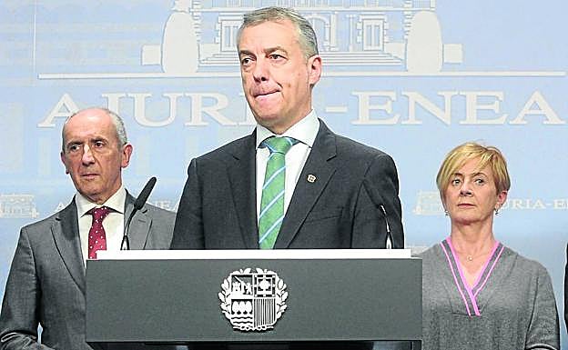Iñigo Urkullu, flanqueado por los consejeros Josu Erkoreka y Arantxa Tapia, durante la rueda de prensa del pasado día 10.