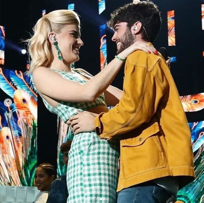 Samantha, con los pendientes 'Karnia' de Mrlaspiur, y Rafa durante su actuación en la gala 6.