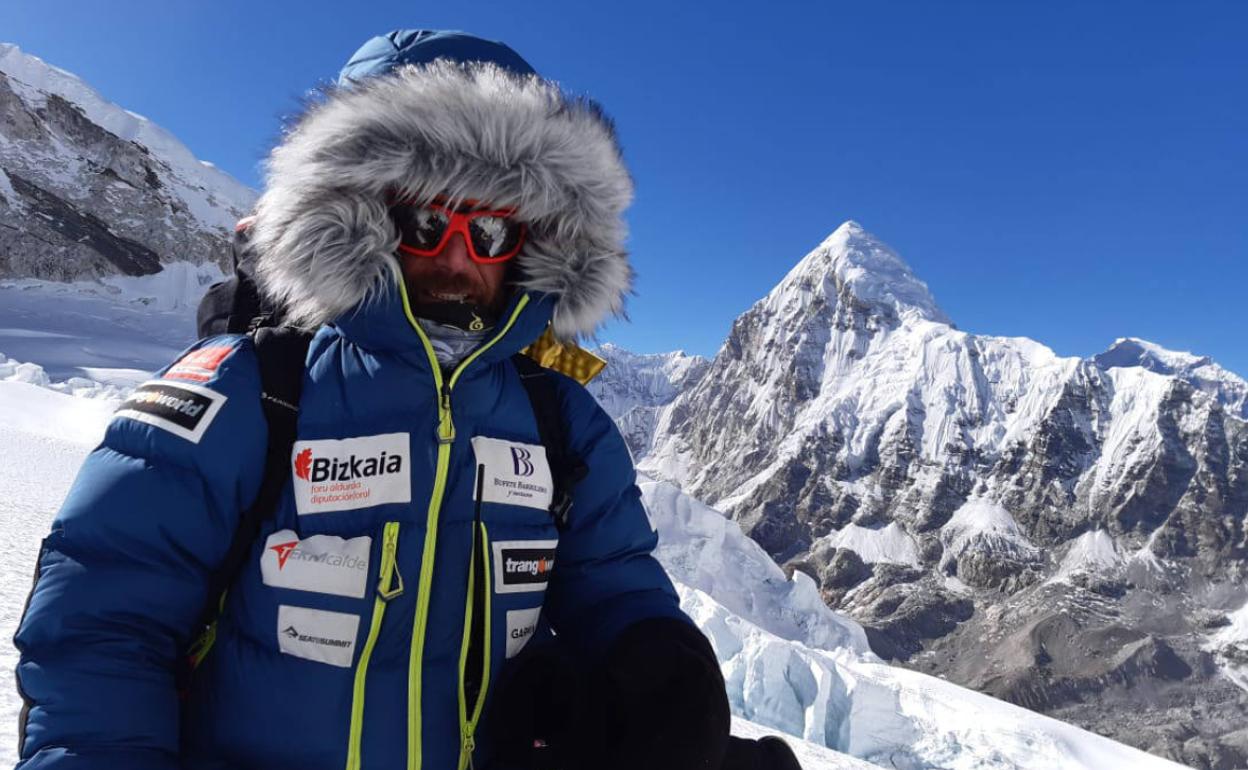 Alex Txikon a vivivo unas últimas horas intentas ante de partir hacia la montaña. 
