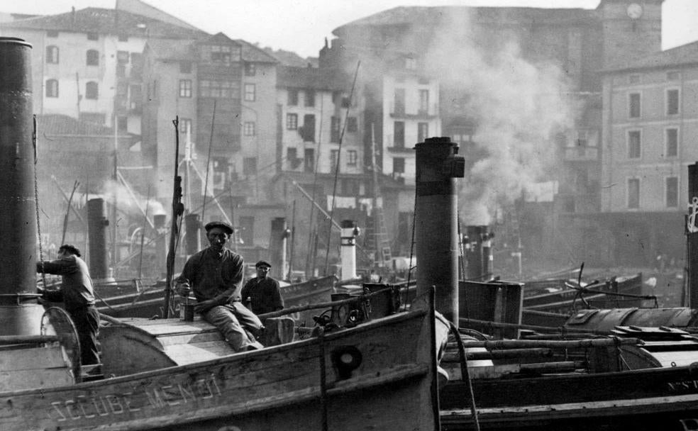 Vista del puerto de Bermeo en 1930.