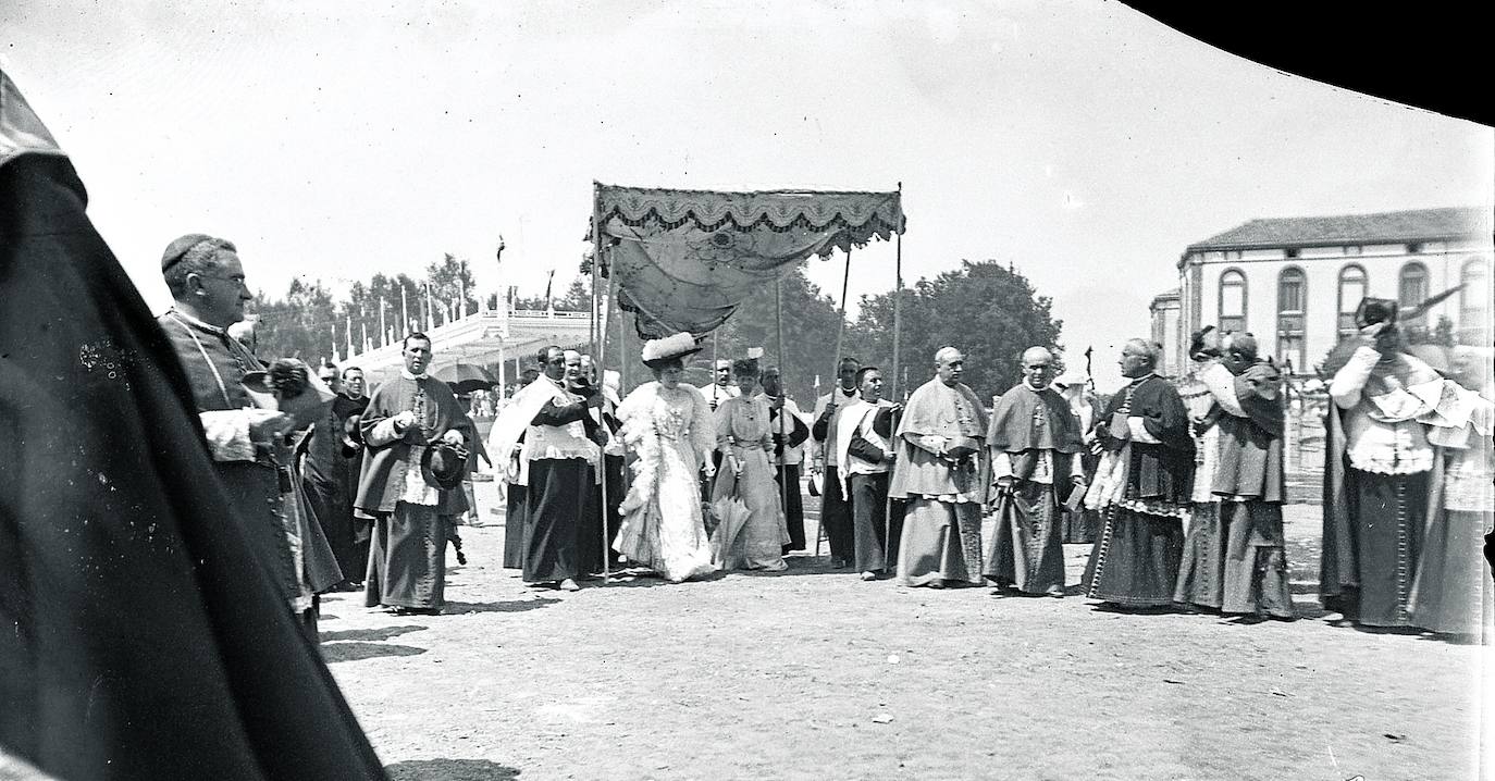 El 4 de agosto de 1907, el sol calentó de lo lindo en Vitoria desde primera hora. La familia real vino en tren desde San Sebastián, su retiro vacacional, para dar realce a la colocación en el campo de las Brígidas de la primera piedra de la Catedral María Inmaculada. Alfonso XIII, Victoria Eugenia y María Cristina fueron recibidos por un gentío entusiasmado. El calor fue tan sofocante que las dos damas pasearon bajo palio y el rey se guareció en un árbol de La Florida durante el desfile.