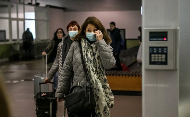 Pasajeros en el aeropuerto de Vitoria.