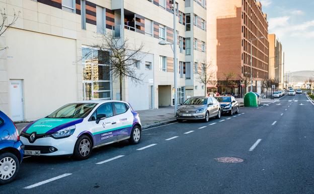 Un coche de Osakidetza frente al portal donde se ha detectado el caso de legionella.