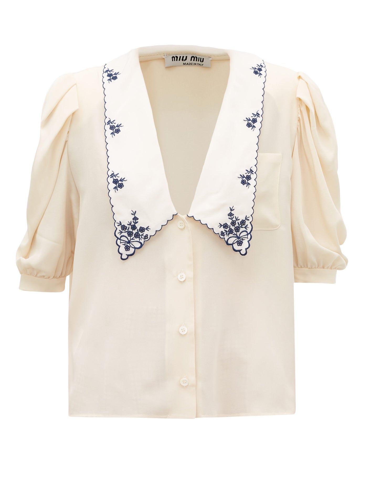 Blusa con cuellos bordados, de Miu Miu (1.033 euros).