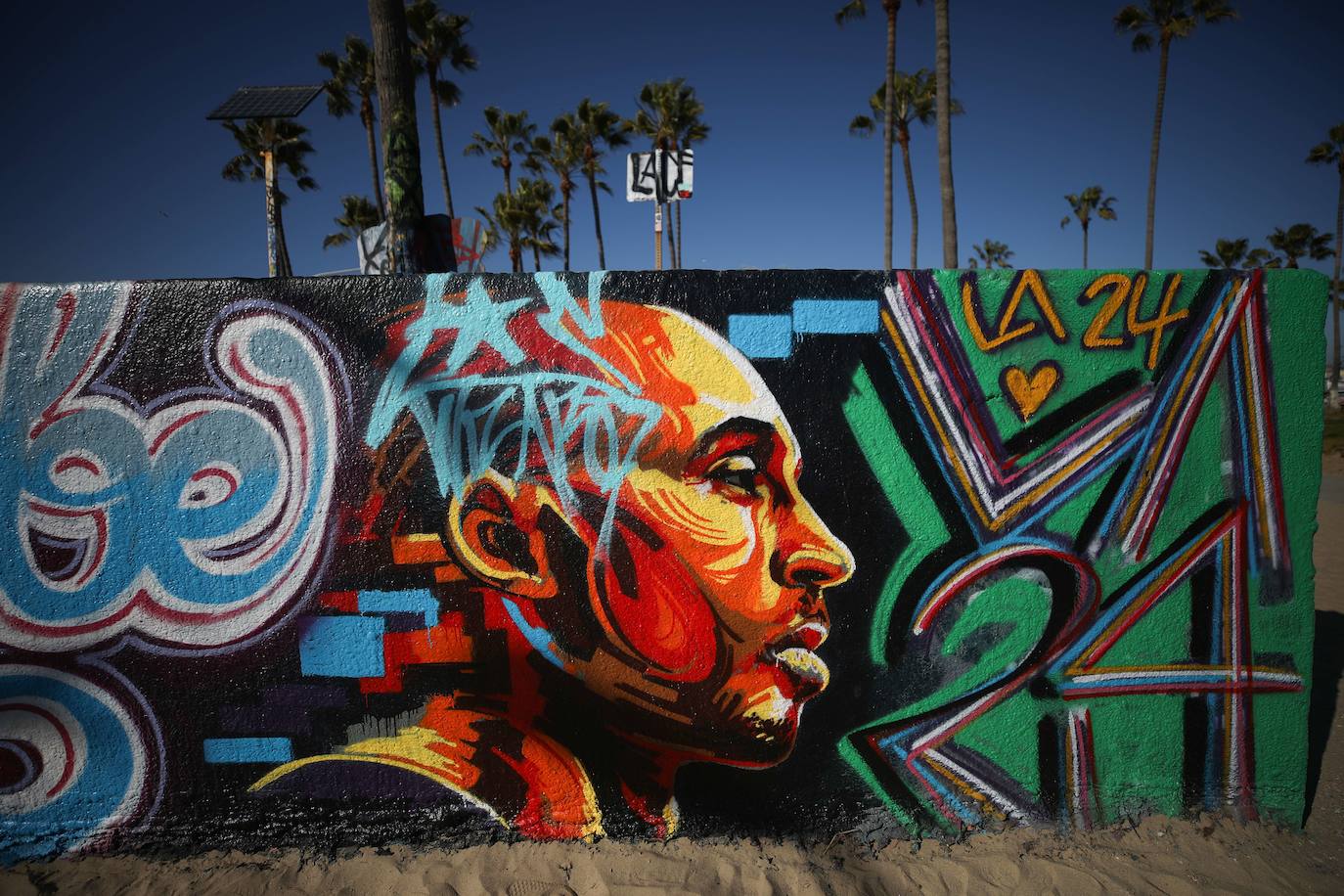 La característica fuerza que mostraba el rostro de Kobe Bryant ha quedado reflejada en este mural pintado por @cheink84 en Venice, donde el tristemente fallecido jugador de la NBA ha quedado inmortalizado de perfil y a todo color.