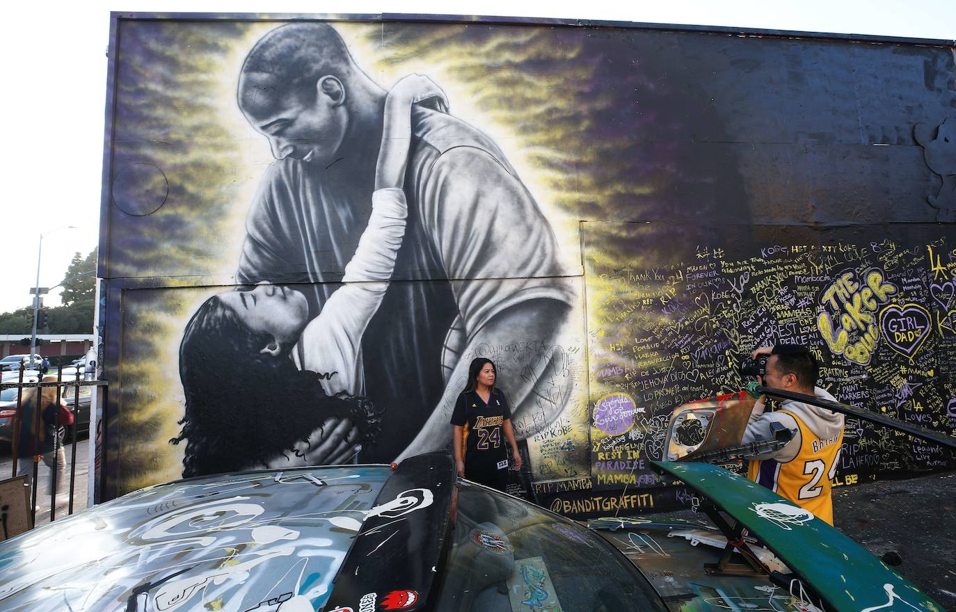 Son numerosos los murales pintados a lo largo y ancho de Los Ángeles donde muchos artistas y seguidores han querido mostrar su cariño por los fallecidos Kobe y Gigi Bryant. En la imagen, una mujer se fotografía junto al grafiti realizado por @banditgraffit.